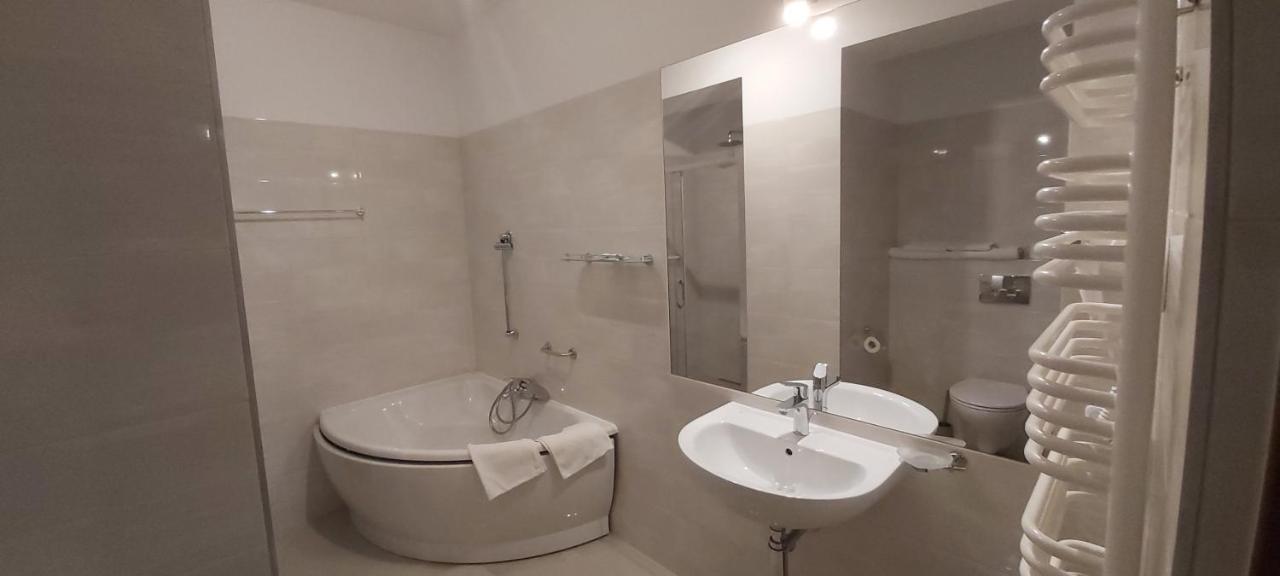 Hotel Yuca Łódź Esterno foto