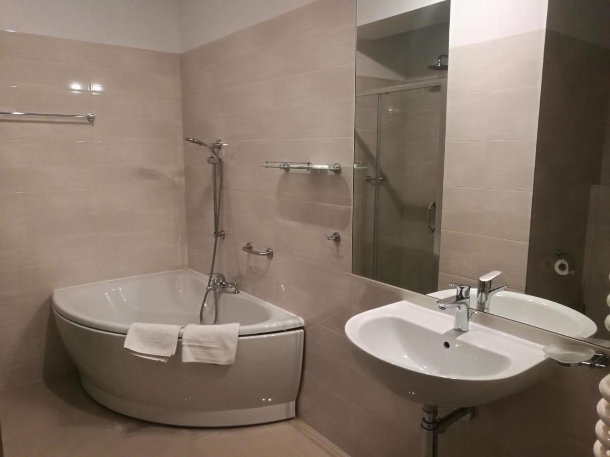 Hotel Yuca Łódź Esterno foto