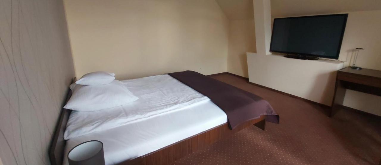 Hotel Yuca Łódź Esterno foto